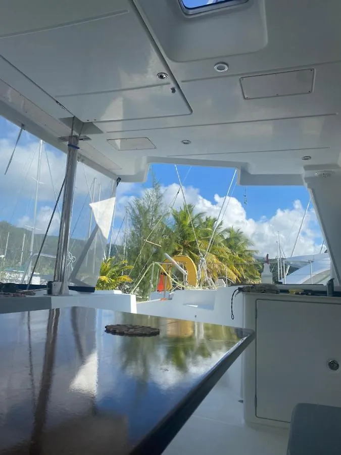 Hotel Catamaran Apetahi à Uturoa Bateau-hôtel